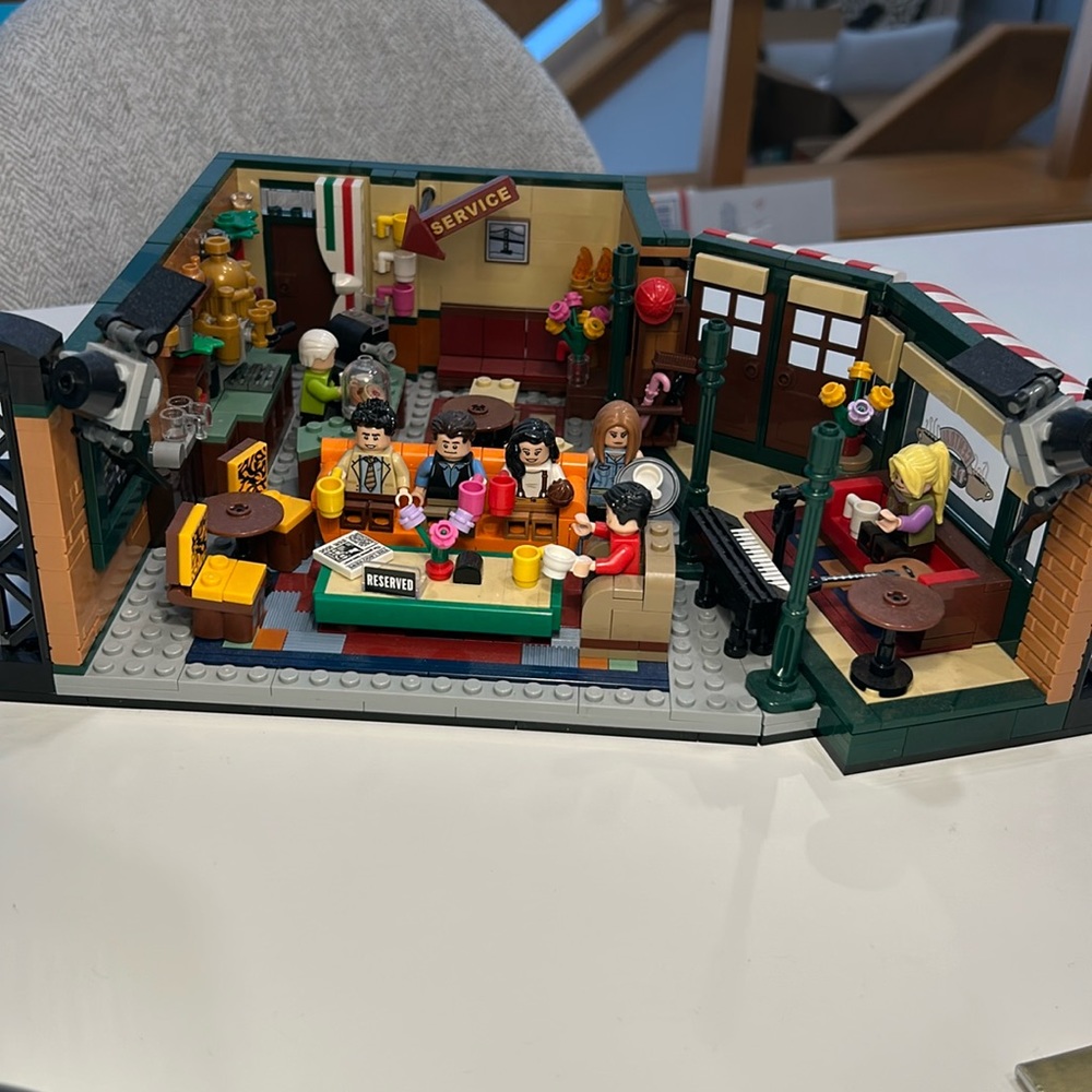 Lego friends 25th anniversary central perk 21319 Lego set used